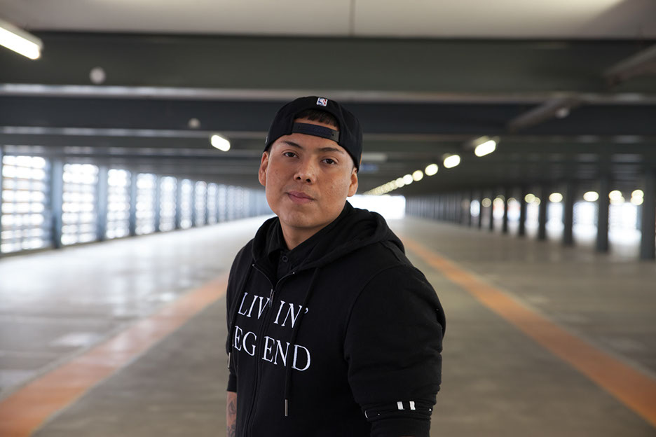 Ermi: Plattencover Shooting Shooting mit Ermi im Parkhaus. Person steht im Parkhaus und schaut in die Kamera. Die Fluchtpunktlinie treffen sich in der Person