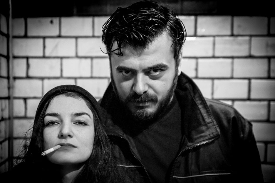 Porportraitfotovon Cem und Chanel Cem und Chanel posieren auf dem Berlin Nachtflomarkt