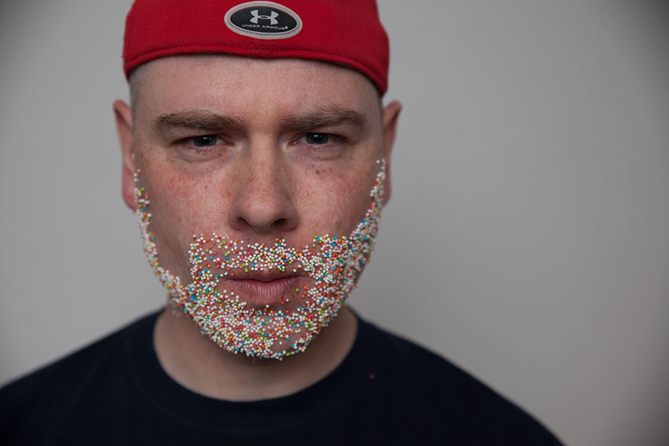 SelbstPortrait mit Zuckerperlen Heiko Pense vor der Bildbearbeitung.